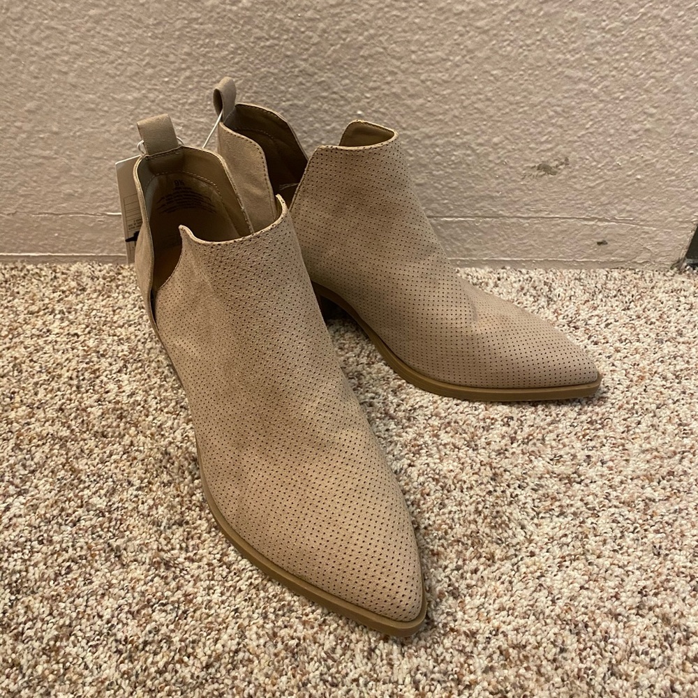 Universal Thread Taupe Ankle Bootie 9.5 - Picture 1 of 4